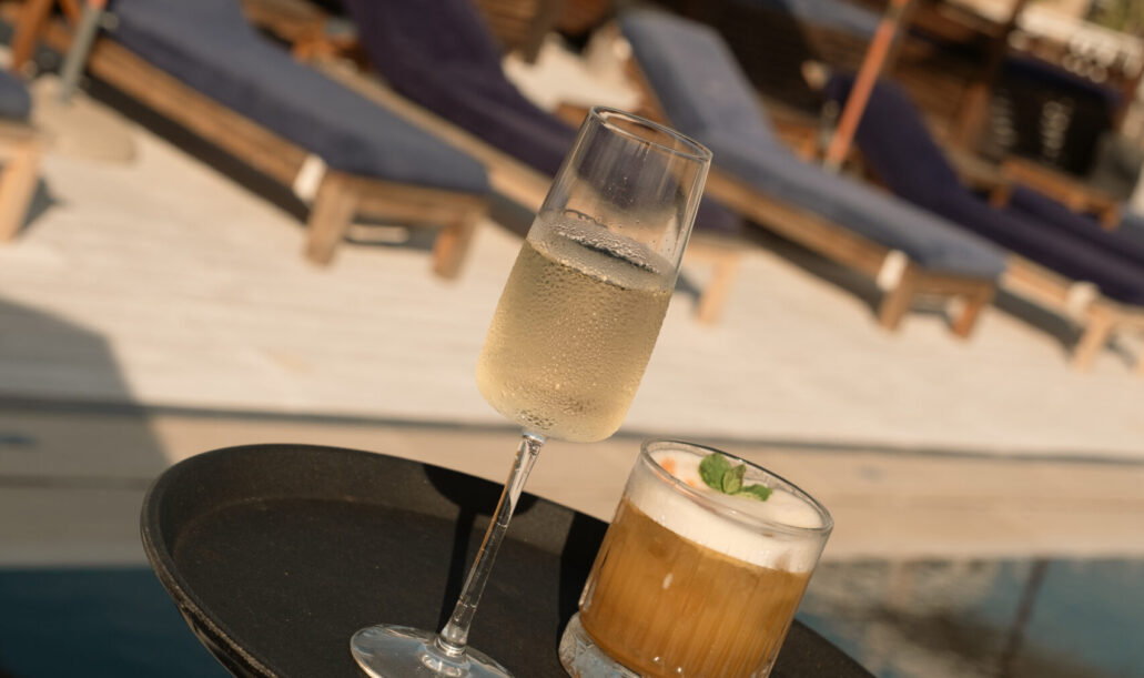 Cocktail artigianali e stuzzichini tipici della Maremma su un tavolo del Marina Club al tramonto.