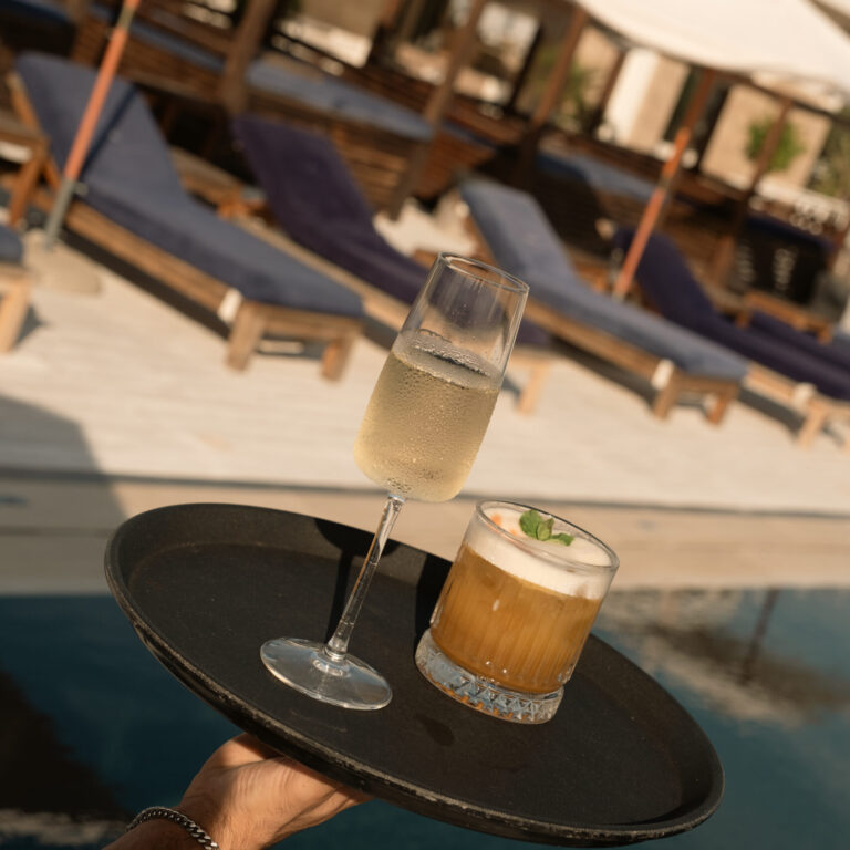 Cocktail artigianali e stuzzichini tipici della Maremma su un tavolo del Marina Club al tramonto.