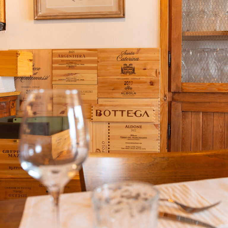 Una serie di immagini che mostrano l'interno e l'esterno del Doga Ristorante alla Marina di Scarlino, tra cui la sala da pranzo, il dehors, il bar, la cucina e alcuni piatti della cucina toscana.