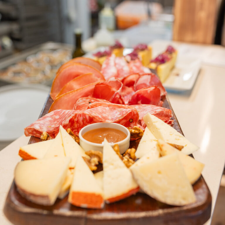 Una serie di immagini che mostrano l'interno e l'esterno del Doga Ristorante alla Marina di Scarlino, tra cui la sala da pranzo, il dehors, il bar, la cucina e alcuni piatti della cucina toscana.