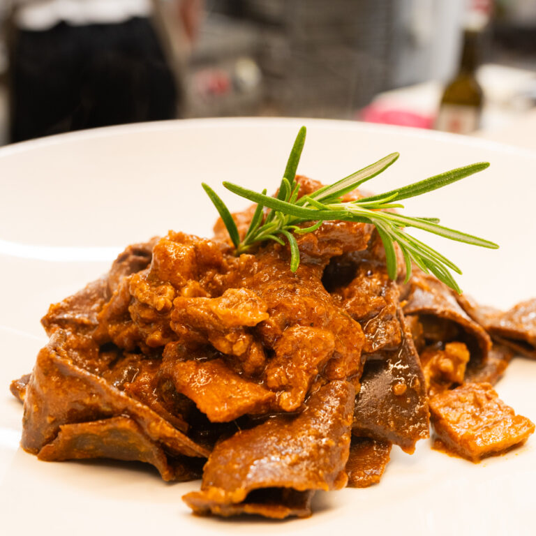 Una serie di immagini che mostrano l'interno e l'esterno del Doga Ristorante alla Marina di Scarlino, tra cui la sala da pranzo, il dehors, il bar, la cucina e alcuni piatti della cucina toscana.