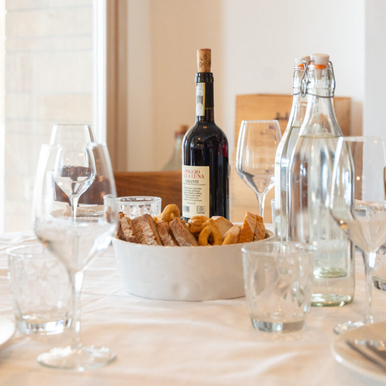 Una serie di immagini che mostrano l'interno e l'esterno del Doga Ristorante alla Marina di Scarlino, tra cui la sala da pranzo, il dehors, il bar, la cucina e alcuni piatti della cucina toscana.